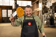 BesserEsser - Lege packt aus – Produktentwickler Sebastian Lege baut in seiner Werkstatt ein Industrie-Schnitzel nach. Hoch verarbeitet und tiefgekühlt, hat dieses Produkt mit traditionellem Kochhandwerk nicht mehr viel zu tun. Mittlerweile setzen über 80 Prozent aller Restaurants in Deutschland auf Convenience-Produkte aus der Lebensmittelindustrie.