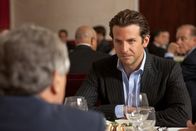 Ohne Limit – Eddie Morra (Bradley Cooper) verhandelt mit Carl van Loon (Robert de Niro) über seinen neuen Vertrag