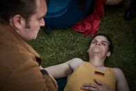 Der junge Inspektor Morse – DS Jim Strange (Sean Rigby) eilt zu dem verletzten Spieler und erkennt, dass dieser von einer Kugel erschossen wurde.