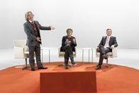 Switch Reloaded – Thomas Gottschalk (Bernhard Hoëcker, l.) begrüßt seine Gäste Günter Jauch (Michael Kessler, r.) und Renate Künast (Martina Hill, M.) im Studio ...