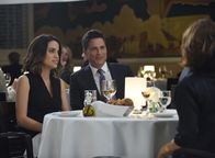 The Grinder - immer im Recht – Wird Claire (Natalie Morales, l.) tatsächlich einwilligen, Deans (Rob Lowe, r.) Verlobte zu spielen?