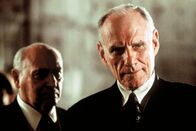Mulholland Drive – Der Regisseur Adam Kesher (Justin Theroux) erhält von dubiosen Hintermännern immer neue Anweisungen für seinen Film.
