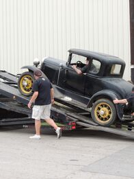 Fast N' Loud – Tony Taylor beobachtet, wie KC Mathieu, Mike Coy, Dustin DeLeon und mehrere andere Gas Monkies beim Ausladen des 1931 Model A helfen.