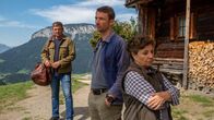 Der Bergdoktor – Lisbeth (Monika Baumgartner, r.) ist verzweifelt: Hans (Heiko Ruprecht, M.) hat eine gravierende Entscheidung getroffen. Martin (Hans Sigl, l.) muss den Hof verlassen.