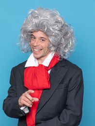 Checker Tobi – Tobias Krell alias Checker Tobi im Beethoven-Kostüm. Er ist neuer Juror bei "Beethoven bewegt BR-KLASSIK".