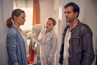 Heldt – Als Dr. Holle (Angelika Bartsch, M.) im Zimmer von Nina (Pico von Groote, l.) ein starkes Antipsychotikum findet, obwohl sie behauptet hat, keine Medikamente zu nehmen, ist sich Heldt (Kai Schumann, r.) nicht mehr sicher, ob Christians Aussage, dass seine Frau psychisch krank und aggressiv ihm gegenüber ist, nicht doch der Wahrheit entsprechen könnte.