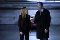 Akte X - Die unheimlichen Fälle des FBI – Scully (Gillian Anderson, l.) und Mulder (David Duchovny, r.) ermitteln in einem Fall, bei dem sich eine ganze Gruppe Menschen an eine alternative Realität erinnern zu scheinen ...