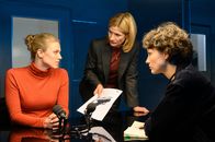SOKO Stuttgart – Die Schneiderin Anna Raab (Larissa Marolt, l.) muss sich vor den Kommissarinnen Martina Seiffert (Astrid M. Fünderich, M.) und Nele Becker (Nina Siewert, r.) für ihren illegalen Waffenbesitz erklären. Hat sie etwas mit dem Mord an einem Männermodel zu tun?