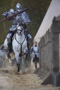 Terra X: Die Welt der Ritter – Tjost hieﬂ der mittelalterliche Zweikampf mit der Lanze. Ziel war es, den Gegner mit einem gezielten Stoﬂ vom Pferd zu befˆrdern. Honorarfrei - nur f¸r diese Sendung bei Nennung ZDF und Jiri SkupienTjost hiefl der mittelalterliche Zweikampf mit der Lanze. Ziel war es, den Gegner mit einem gezielten Stofl vom Pferd zu bef?rdern. Honorarfrei - nur f?r diese Sendung bei Nennung ZDF und Jiri Skupien