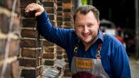 Die Tricks der Lebensmittelindustrie – Sebastian Lege deckt die Tricks der Lebensmittelindustrie auf: Pesto fast ohne Basilikum, Garnelen aus Fleischbrei und Dosensuppen voller Algen, die nicht angegeben werden müssen.