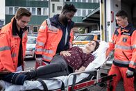Notruf Hafenkante – Dr. Schmidt (Joel Williams, 2.v.l.) kümmert sich um Kasia Pawlak (Vanessa Boritzka, 2.v.r.). Die hochschwangere Frau ist zusammengebrochen.