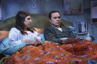 The Big Bang Theory – Endlich ist es raus! Werden Amy (Mayim Bialik, l.) und Sheldon (Jim Parsons, r.) weiterhin ein Bett teilen, nachdem Amy das Geheimnis gelüftet hat?