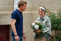 Sturm der Liebe – Fanny (Johanna Graen, r.) gelingt es nicht, überzeugend mit Vincent (Martin Walde, l.) zu streiten.