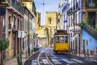 Big Cities – Die Stadt Lissabon geht ihren eigenen Weg, um traditionelle Stadtviertel zu bewahren, in denen sich die alteingesessene Bevölkerung immer schwerer behaupten kann. Sie hat das Modell des "Bürgerhaushalts" entwickelt, bei dem die Bürgerinnen und Bürger dem Stadtrat Projekte vorschlagen können, die mit Hilfe des öffentlichen Etats verwirklicht werden. So haben die Bewohnerinnen und Bewohner des alten Stadtteils Mouraria zahlreiche soziale und kulturelle Projekte ins Leben gerufen, um ihr Viertel neu zu gestalten. Sie haben eine Zeitschrift gegründet, in der über wichtige lokale Ereignisse berichtet wird. Mit einem Fado-Wettbewerb wollen sie die Fado-Musik nach Mouraria zurückholen, wo sie einst lebendig war.
