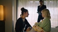 Reykjavik 112 – Bereit für ein Experiment? Freyja (Vivian Ólafsdóttir, l.) möchte Margrét (Valdís Brynja Finnsdóttir) hypnotisieren, um Erinnerungen in ihr zu wecken. Huldar (Kolbeinn Arnbjörnsson) ist angespannt.