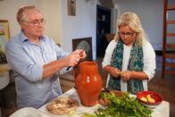 Zu Tisch ... – Zu Tisch Matera – Italien Angelo, ein Freund der Familie Sigillino und Antonella Sigillino bereiten die Pignata vor. Copyright: SRF/Berlin Producers/Frederik Klose-Gerlich
