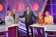 Meister des Alltags – Moderator Florian Weber stellt in seinem SWR Wissensquiz „Meister des Alltags“ die Alltagstauglichkeit seiner prominenten Kandidaten auf die Probe. „Meister des Alltags“ spendet seinen Gewinn einem guten Zweck. v.li.: Enie van de Meiklokjes, Bodo Bach, Florian Weber, Alice Hoffmann und Wigald Boning.