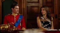 The Royals – Hüten sie ein Geheimnis, um an der Macht zu bleiben? Robert (Max Brown, l.) und Helena (Elizabeth Hurley, r.) ...