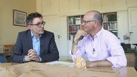 SMS - Schwanke meets Science – Karsten Schwanke Philipp (rechts) fragt den Generalsekretär des Deutschen Archäologischen Instituts (DAI), Philipp von Rummel, nach den großen Zukunftsaufgaben der ehrwürdigen Einrichtung.