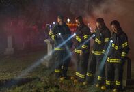 9-1-1 Notruf L.A. – v.l.n.r.) Evan "Buck" Buckley (Oliver Stark); Bobby Nash (Peter Krause); Eddie Diaz (Ryan Guzman); Howie "Chimney" Han (Kenneth Choi)
