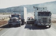 Convoy – Die aufgebrachten Trucker lassen sich von nichts in ihrem Convoy stoppen: Und was kann ein winziges Polizeiauto auch gegen die riesigen PS-Boliden schon anrichten ...