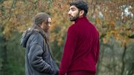 Two Weeks to Live – Nach einer chaotischen ersten Begegnung und einer hastigen Flucht ins Grüne kommen sich Kim (Maisie Williams) und Nicky (Mawaan Rizwan) in einem kurzen Moment der Zweisamkeit näher.