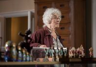 Inspector Barnaby – Die ältliche Maxine Dobson (Eleanor Bron) ist Direktorin eines Puppenhaus-Museums. Bei einer Wohltätigkeitsveranstaltung zu Gunsten ihres Hauses wurde ein Immobilienmogul hinterrücks erschossen.