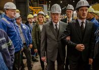 Sturköpfe – Sissi (Alwara Höfels) hat es geschafft: der erblindete Olssen (Peter Haber, M) lässt sich von seinem Sohn (Sönke Möhring, r) durch die Produktionshalle seines Unternehmens führen.