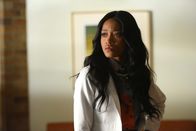 Scream Queens – Wie weit wird Zayday (Keke Palmer) gehen, um an das Blut von Jane Hollis zu kommen und es mit dem Blut der Angestellten des Krankenhauses zu vergleichen?