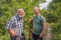 Mein leckerer Garten – Volker Conrad (rechts) und Experte Dr. Michael Ernst bei dessen 1. Besuch im Juli