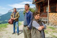 Der Bergdoktor – Lisbeth (Monika Baumgartner, r.) ist verzweifelt: Hans (Heiko Ruprecht, M.) hat eine gravierende Entscheidung getroffen. Martin (Hans Sigl, l.) muss den Hof verlassen.