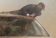 Mission: Impossible - Phantom Protokoll – In einem heftigen Sandsturm mitten in Dubai kämpft Ethan (Tom Cruise, oben) um Leben und Tod. Sein Feind Wistrom (Samuli Edelmann, unten) darf auf keinen Fall entkommen - sonst wird die drohende atomare Katastrophe keiner mehr aufhalten können ...