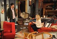 How I Met Your Mother – Ted (Josh Radnor, l.) ist entsetzt, als er nach Hause kommt und Jeanette (Abby Elliott, r.) die ganze Wohnung verwüstet hat - wegen einer E-Mail ...