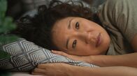 Killing Eve – Eve (Sandra Oh) plagt sehr, was bei ihrem letzten verhängnisvollen Treffen in Paris passiert ist. Selbst als sie wieder zurück in London ist, kann sie nicht aufhören an das zu denken, was sie getan hat.