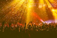 Seitenblicke Weekend – Ein überfüllter Konzertsaal, Tanzfläche, Konzert, Festival