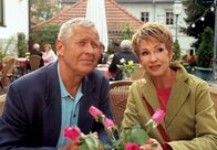 Familie Dr. Kleist – MDR Fernsehen FAMILIE DR. KLEIST III. STAFFEL FOLGE 31, "Bittere Wahrheit" Uhr. Inge (Uta Schorn, r.) fühlt sich von Johannes vernachkässigt, da kommt ihr der attraktive Hotelbesitzer Martin Burger (Jürgen Zartmann, l.) gerade recht.