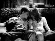 Control – Ian (Sam Riley) gelingt es nicht, die Affäre mit Annik (Alexandra Maria Lara) zu beenden. Zu eng sind seine seelischen Bindungen an sie.