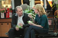 Modern Family – Während Jay (Ed O'Neill) ein offenes Ohr für Claire (Julie Bowen) hat, holt Phil sich Rat bei Gloria.