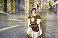 Das Schloss hinterm Regenbogen – Der Bauernsohn (Mircea Breazu) hat die zweite Aufgabe gelöst und bringt dem König den „goldenen Apfel der Wahrheit“, den er aus der Tiefe der Erde geholt hat.