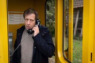 Der Samstagskrimi: Wilsberg – Ekki Talkötter (Oliver Korittke) fühlt sich in dem Retreat nicht wohl und will wieder abgeholt werden.