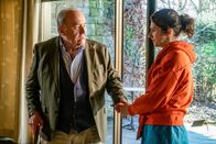 Der Alte – Für Ralf Degenhardt (Michael Prelle) ist Ada Sahin (Anuschka Tochtermann) mehr eine Freundin als eine Pflegerin.