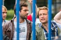 Heldt – Kommissar Heldt (Kai Schumann, l.) zeigt seine Solidarität mit den Demonstranten, die ihre Arbeitsstellen verlieren, so wie Jens (This Maag, r.).