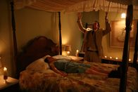 Der letzte Exorzismus – Cotton Marcus (Patrick Fabian, oben); Nell Sweetzer (Ashley Evelyn Bell, unten)
