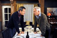 Rote Rosen – ARD ROTE ROSEN FOLGE 1393 Uhr im ERSTEN. Thomas (Gerry Hungbauer, r.) beunruhigt Gunter (Hermann Toelcke, l.) mit seiner Theorie, dass Jan es auf Merle abgesehen hat.
