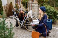 Sturm der Liebe – Clara (Jeannine Wacker, l.) lernt Tinas Cousine Ella (Victoria Reich, r.) kennen.