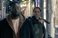 Der gute Bulle - Heaven can wait – Kassem Haddad (Nazmi Kirik, re.) folgt Demba Diarra (Farba Dieng, li.) mit einer Waffe in der Hand.