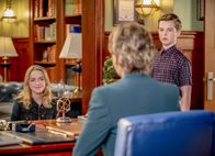 Young Sheldon – Mckenna Grace (Paige Swanson), Wendie Malick (Präsidentin Hagemeyer), Iain Armitage (Sheldon Cooper).