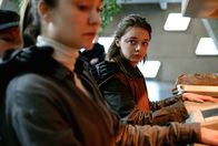 Arcadia – Alex (Melody Klaver) und Hanna (Ellie de Lange, r).