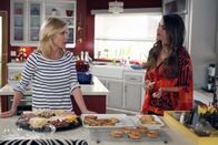 Modern Family – v.li.: Claire Dunphy (Julie Bowen), Gloria Delgado (Sofía Vergara)