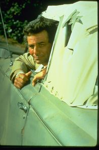 Columbo – Inspektor Columbo (Peter Falk) in seinem Auto: einem Peugeot 403 Cabriolet aus den 1950er Jahren.